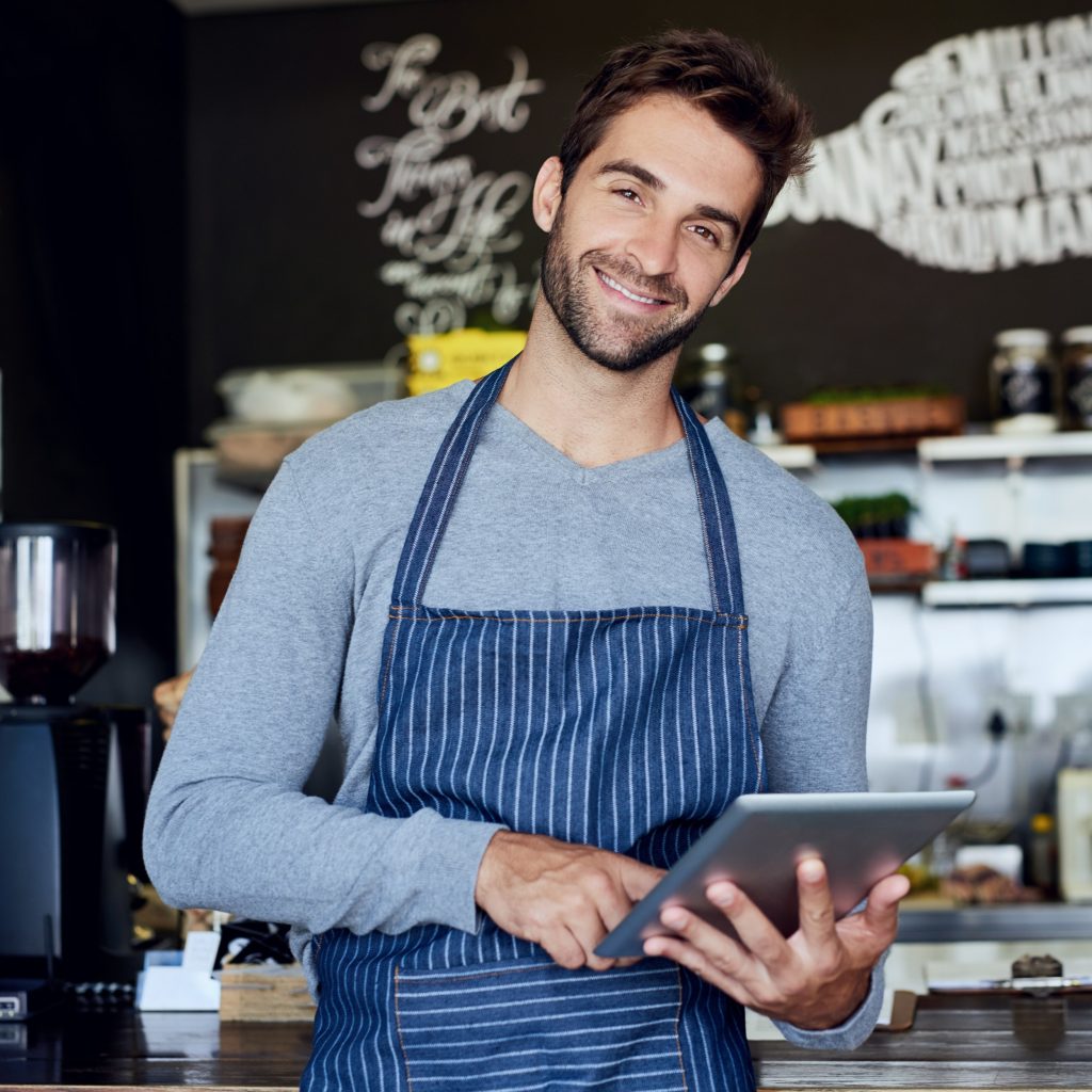 Foto de atendimento em cafeteria com tablet, do material oficial Gfood